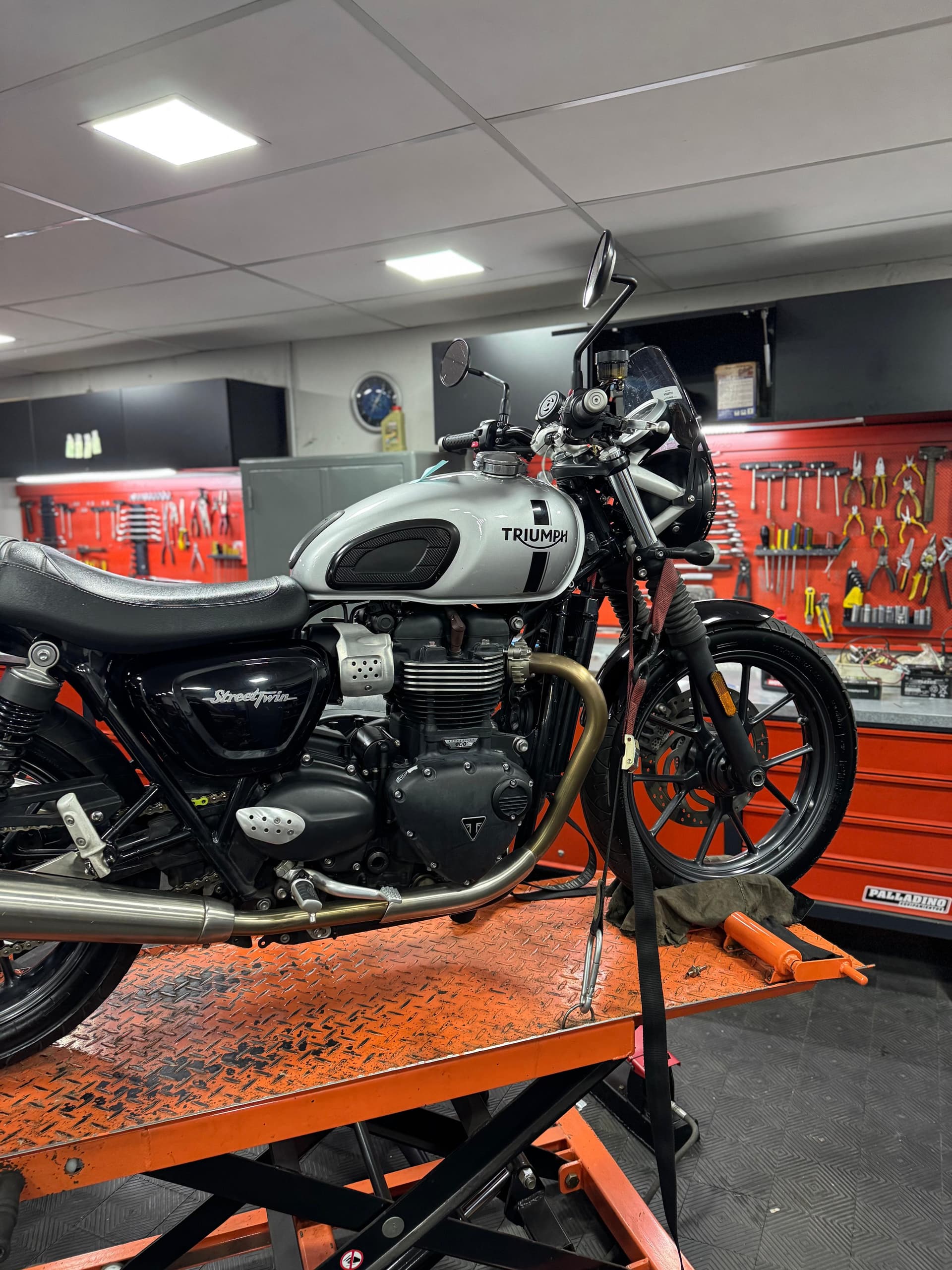 Taller completo de FIN Motos con Triumph en elevador